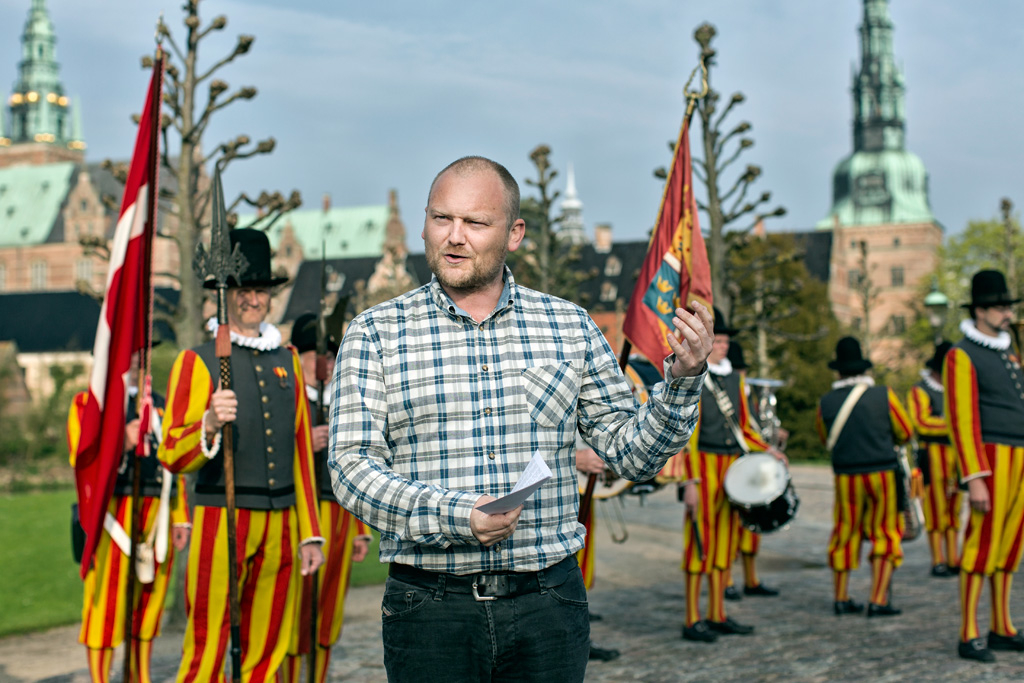 Formand for Miljø- og grøn vækstudvalget i Region Hovedstaden, Lars Gaardhøj (S), holder tale for de nye elbils-testkørere foran Frederiksborg Slot i Hillerød.
(Foto: Rune Evensen)